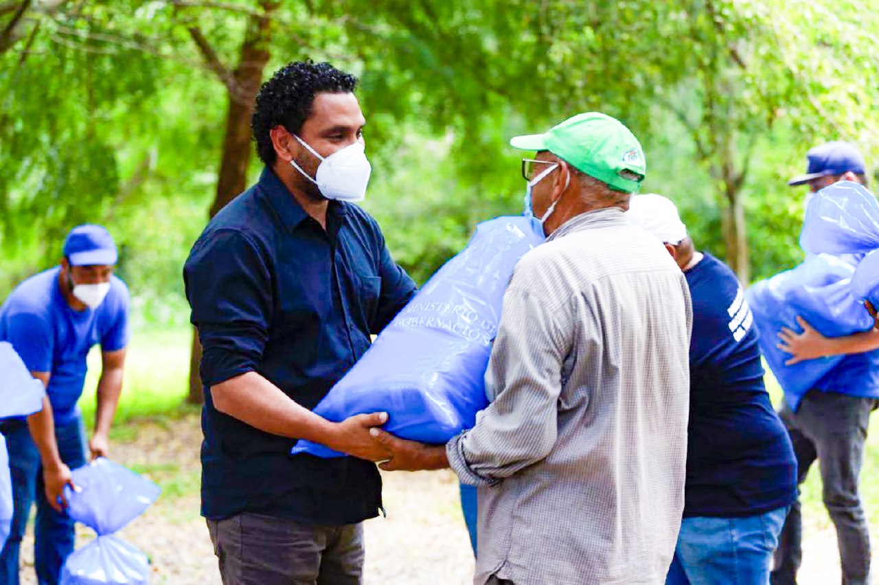 gobernacion-entrega-mas-de-300-canastas-solidarias-a-familias-en-comunidades-de-san-salvador